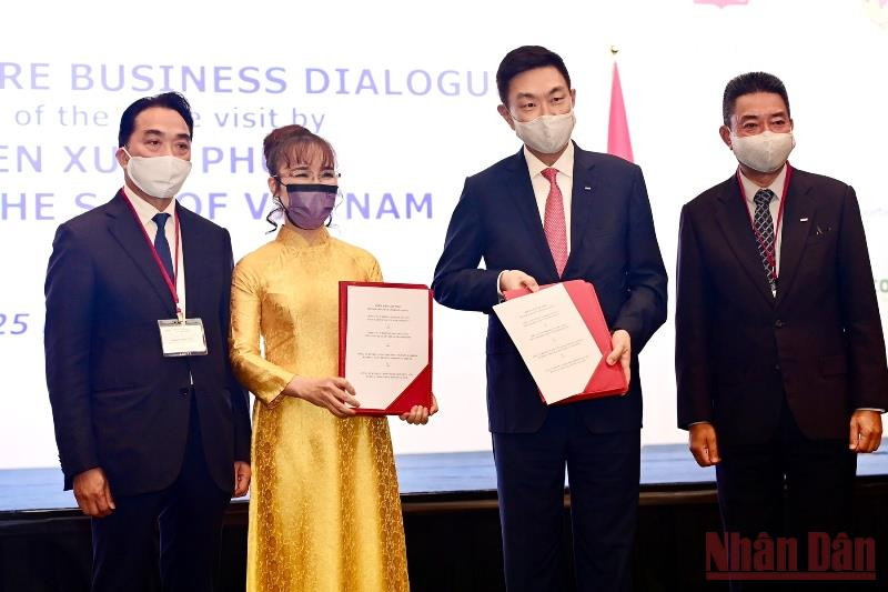 Chủ tịch Sovico Nguyễn Thị Phương Thảo trao Biên bản ghi nhớ hợp tác cho Tổng giám đốc Tập đoàn Keppel Loh Chin Hua về phát triển các giải pháp năng lượng và đô thị hóa bền vững tại Việt Nam. Gần 11 tỷ USD cam kết hợp tác giữa doanh nghiệp Việt Nam-Singapore -0