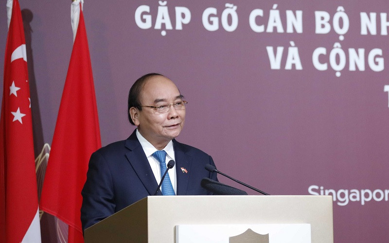 Chủ tịch nước Nguyễn Xuân Phúc nói chuyện thân mật với cán bộ, nhân viên Đại sứ quán và cộng đồng người Việt Nam tại Singapore. (Ảnh: TTXVN)
