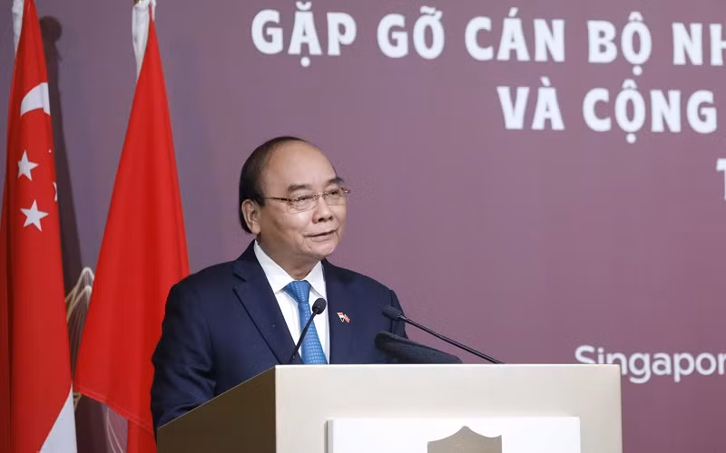 Chủ tịch nước Nguyễn Xuân Phúc nói chuyện thân mật với cán bộ, nhân viên Đại sứ quán và cộng đồng người Việt Nam tại Singapore. (Ảnh: TTXVN)