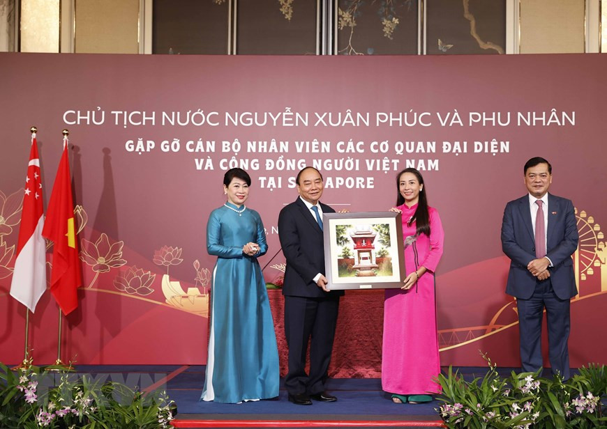 Chủ tịch nước Nguyễn Xuân Phúc tặng quà lưu niệm cho cán bộ, nhân viên Đại sứ quán Việt Nam tại Singapore. (ẢNH: THỐNG NHẤT/TTXVN) Chủ tịch nước gặp gỡ cán bộ, nhân viên ĐSQ và cộng đồng người Việt Nam -2