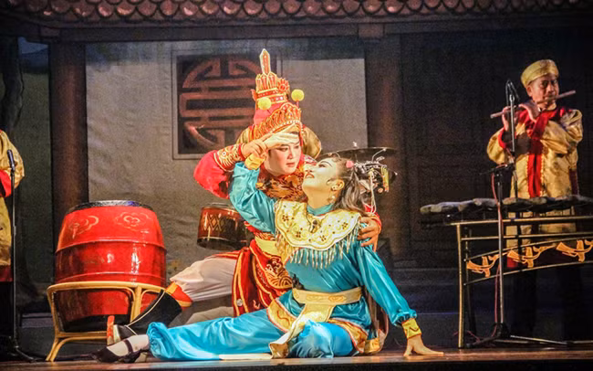 Nghệ sĩ Ưu tú Thanh Tiền trong trích đoạn Hồ Nguyệt Cô hóa cáo.