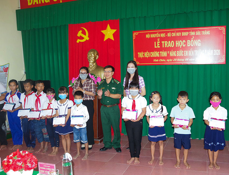 Đại diện Câu lạc bộ nhà báo nữ tỉnh Sóc Trăng và lãnh đạo BĐBP tỉnh trao quà cho các em học sinh trên địa bàn phường 1, thị xã Vĩnh Châu. Sóc Trăng trao 200 suất học bổng cho học sinh nghèo khu vực biên giới biển -0