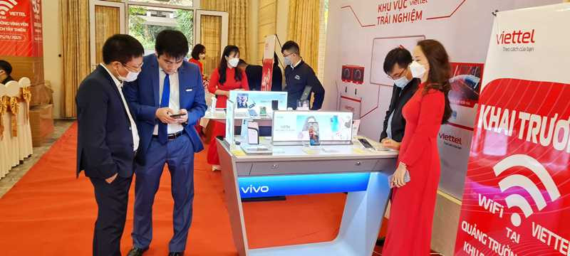 Các khách mời trải nghiệm mạng 5G. Viettel Vĩnh Phúc thử nghiệm 5G, cung cấp wifi miễn phí một số điểm du lịch -0