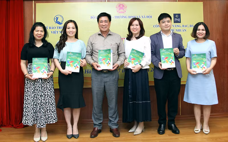 Đại diện Quỹ Bảo trợ trẻ em Việt Nam và nhóm tác giả giới thiệu sách (Ảnh: Mạnh Đức).