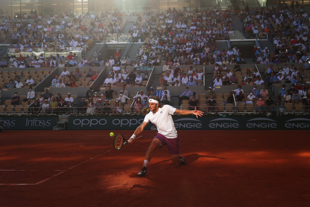 Tsitsipas đã thi đấu ấn tượng và chiến thắng trong hai set đầu. (Ảnh: Getty Images) Djokovic lên ngôi Roland Garros sau màn ngược dòng ngoạn mục -0