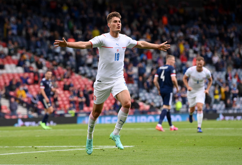 Patrik Schick lập siêu phẩm từ giữa sân nhân đôi cách biệt cho đội tuyển Cộng hòa Séc. (Ảnh: UEFA)