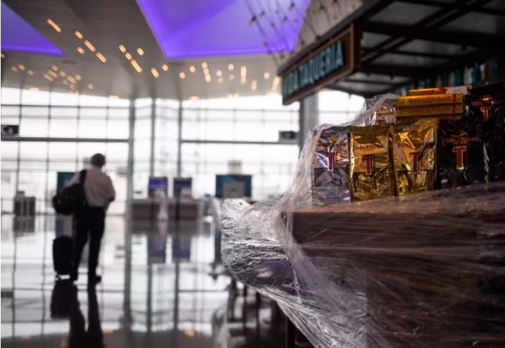 Một phi công đi ngang qua một nhà hàng đóng cửa tại Sân bay Liên lục địa IAH George Bush trong bối cảnh dịch bệnh Covid-19 bùng phát ở Houston, Texas, Mỹ, ngày 21-7-2020. Ảnh: Reuters.