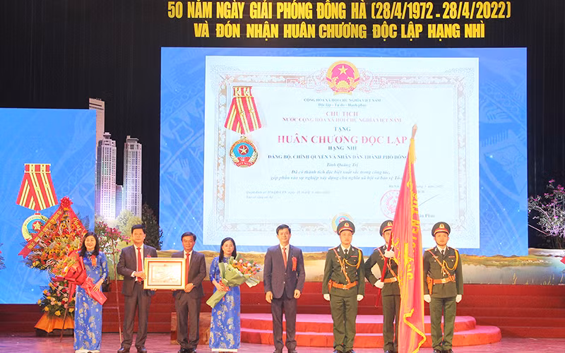 Thừa ủy quyền của Chủ tịch nước, Bí thư Tỉnh ủy Lê Quang Tùng trao Huân chương Độc lập hạng Nhì cho Đảng bộ, chính quyền và nhân dân thành phố Đông Hà.