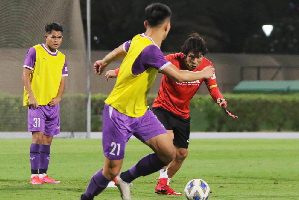 HLV Gong Oh-kyun tham gia bài tập cùng các học trò. (Ảnh: VFF) Buổi tập thứ hai của U23 Việt Nam tại UAE: Cỗ máy đã vào guồng -0