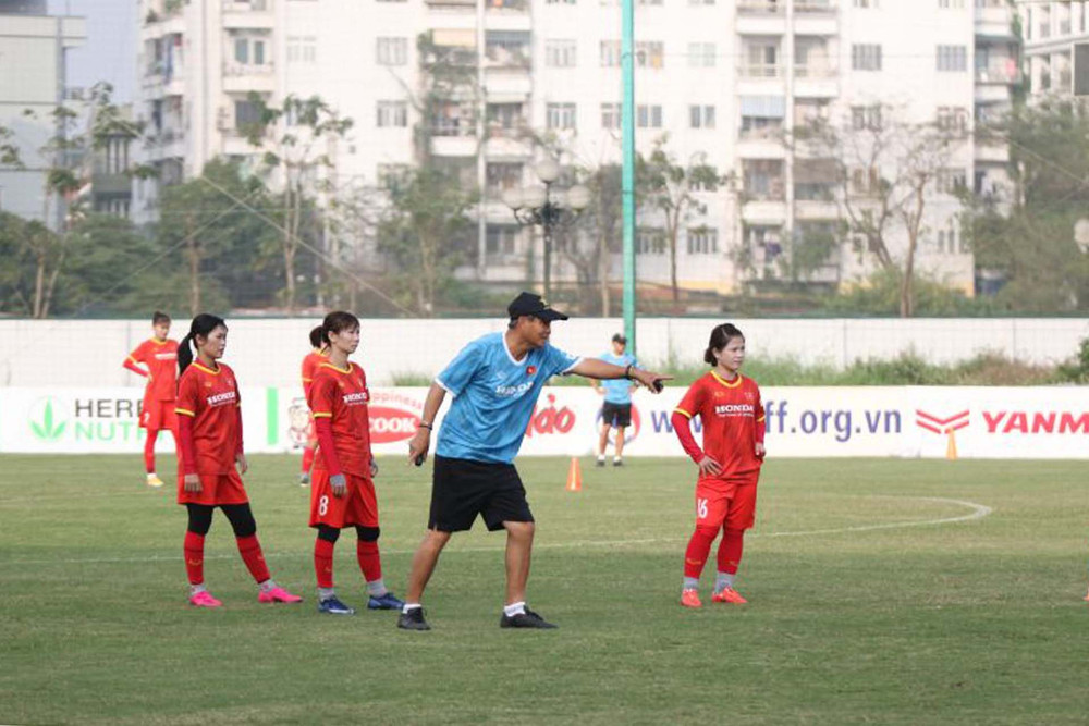 HLV Mai Đức Chung cùng các học trò. (Ảnh: VFF)