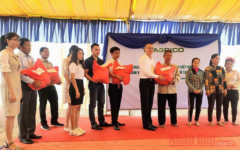 Đại sứ Vũ Quang Minh trao quà tặng bà con 