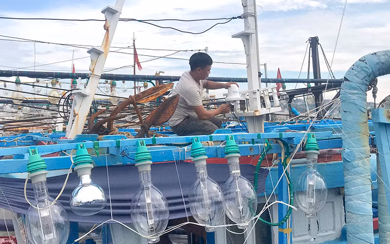 Ngư dân lắp đặt thiết bị giám sát hành trình trên tàu khai thác xa bờ.
