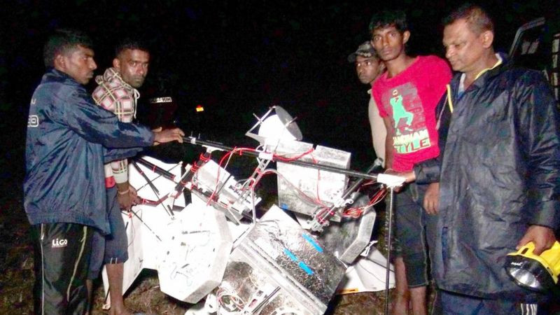 Người dân "bắt" được khinh khí cầu Loon tại Sri Lanka năm 2016. Khinh khí cầu internet của Google bị nhầm là UFO -0