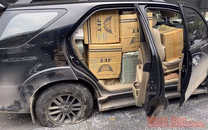 Xe ô-tô du lịch chở hơn 13 nghìn gói thuốc lá ngoại.