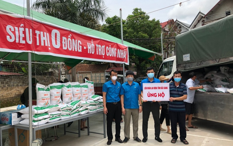Ngoài ra các tổ chức, cá nhân hằng ngày vẫn đang ủng hộ hàng chục tấn lương thực, thực phẩm đưa vào các “siêu thị 0 đồng” ở các xã, thị trấn. 5-1622027084234.jpg