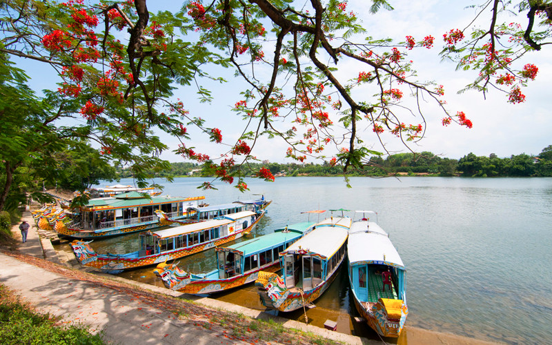 Hai bên bờ sông Hương thơ mộng là những mảng xanh công cộng Những điểm đến lý tưởng để tản bộ khi dịch qua đi -0