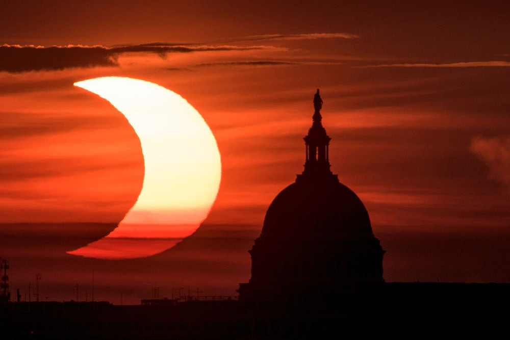 Nhật thực một phần khi mặt trời mọc bên trái Điện Capitol ở Washington, Mỹ. Ảnh: NASA. Những vòng lửa tuyệt đẹp trong nhật thực hình khuyên -0