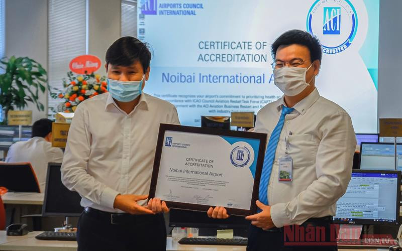 Cục trưởng HKVN Đinh Việt Thắng và PGĐ Cảng HKQT Nội Bài Tô Tử Hà nhận chứng chỉ của ACI. Ảnh: Quang Hưng