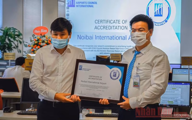 Cục trưởng HKVN Đinh Việt Thắng và PGĐ Cảng HKQT Nội Bài Tô Tử Hà nhận chứng chỉ của ACI. Ảnh: Quang Hưng