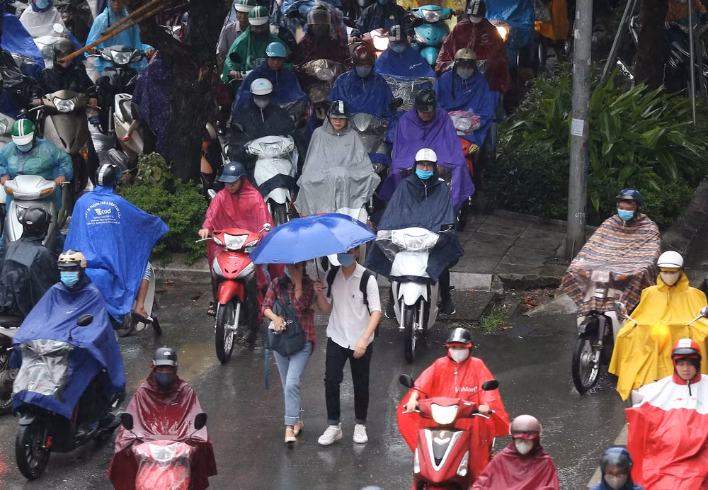 Hà Nội mưa lớn, ùn tắc nghiêm trọng sáng đầu tuần -0