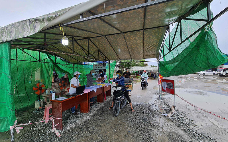 Hoạt động kiểm soát người nhập tỉnh được tang cường và siết chặt hơn sau khi Cà Mau phát hiện ca đầu tiên dương tính với SARS-CoV-2.