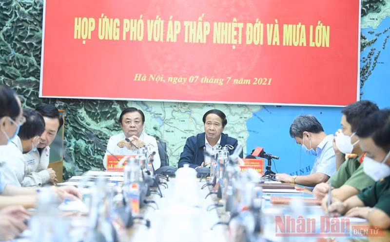 Họp về ứng phó áp thấp nhiệt đới gần bờ và ứng phó mưa lớn diễn ra chiều 7/7 tại Hà Nội.