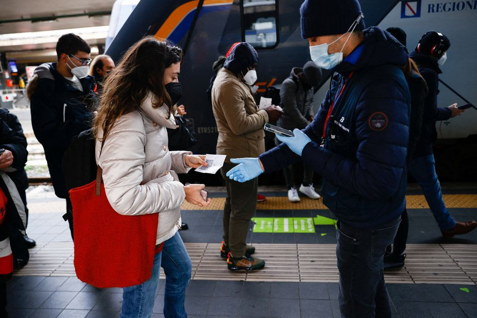Kiểm tra "Siêu thẻ xanh" trước khi lên tàu tại ga tàu chính Termini ở Rome, Italia, ngày 10/1/2022. (Ảnh: REUTERS) Số ca mắc Covid-19 trên toàn cầu vượt mốc 400 triệu -0
