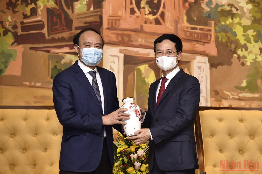 Bộ trưởng Thông tin và Truyền thông Nguyễn Mạnh Hùng tặng quà cho Tổng thư ký ITU Houlin Zhou. Việt Nam mong muốn tổ chức ITU Digital World trực tiếp vào năm 2022 -0