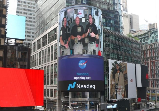 Các phi hành gia của NASA (từ trái sang) Robert Behnken, Douglas Hurley và Chris Cassidy xuất hiện trên màn hình tivi lớn của Nasdaq trên Quảng trường Thời đại ở New York vào ngày 2-6. Ảnh: Nasdaq.