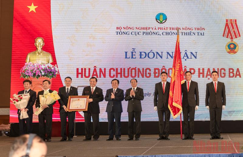 Tổng cục Phòng, chống thiên tai đón nhận Huân chương Độc lập hạng Ba của Chủ tịch nước Cộng hòa xã hội chủ nghĩa Việt Nam. Việt Nam là thành viên tích cực trong phòng, chống thiên tai -0
