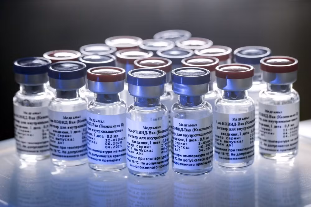 Vaccine Sputnik V được trưng bày tại Trung tâm dịch tễ học ở Moscow, Nga. Ảnh: AP.