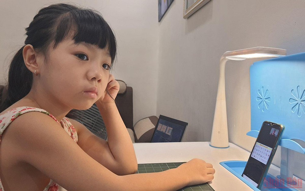 "Mẹ ơi, bao giờ đến lượt con?" (Ảnh: THANH TRÀ) Khi lớp 1 học online -0