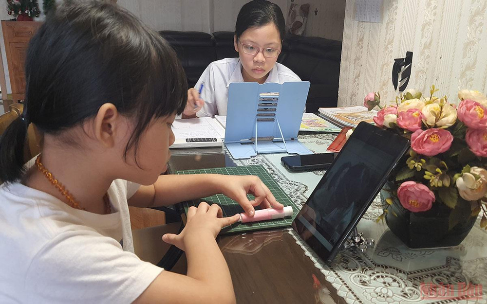 Khi gia đình có nhiều con cùng học trực tuyến. Khi lớp 1 học online -0