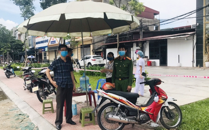 Thiết lập chốt kiểm soát tại cụm dân cư khu vực 36 Ngô Quyền. Hải Dương khẩn cấp chống dịch Covid-19 -0