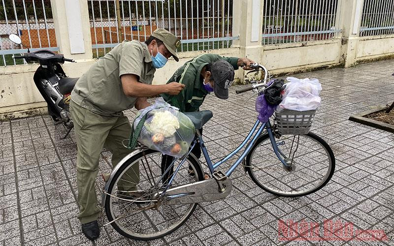 Do phần quà gồm rau củ quá, gạo khá nặng nên các thành viên phát quà đã xách mang giúp các cụ ra chỗ để xe. Ông Bảy, sống bằng nghề bán vé số khệ nệ chất quà lên xe đạp cho biết với phần quà này ông có thể sử dụng nhiều ngày. “Gian hàng 0 đồng” giúp người nghèo -0