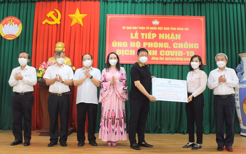 Giám đốc Sở Giáo dục và Đào tạo tỉnh Đồng Nai, Trương Thị Kim Huệ, tiếp nhận thiết bị hỗ trợ học sinh học trực tuyến. (Ảnh: THIÊN VƯƠNG)