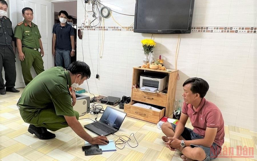 Công an kiểm tra các tang vật liên quan đến vụ án.