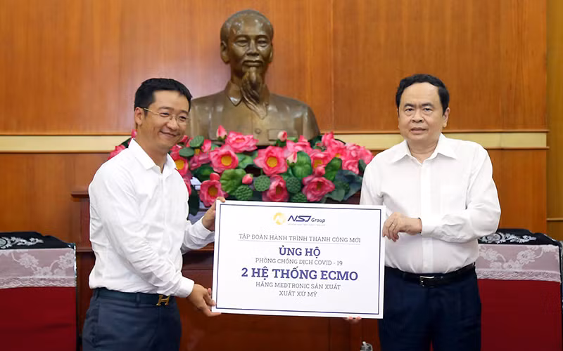 Chủ tịch UBTƯ MTTQ Việt Nam Trần Thanh Mẫn tiếp nhận ủng hộ từ NSJ Group. Ảnh: Kỳ Anh.