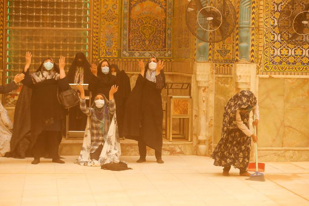 Những người phụ nữ Iraq tại Đền thờ Imam Ali ở TP Najaf, ngày 23/5. Hai trận bão cát trước đó đã khiến 1 người tử vong và gần 10.000 người nhập viện. Bão cát Iraq -2