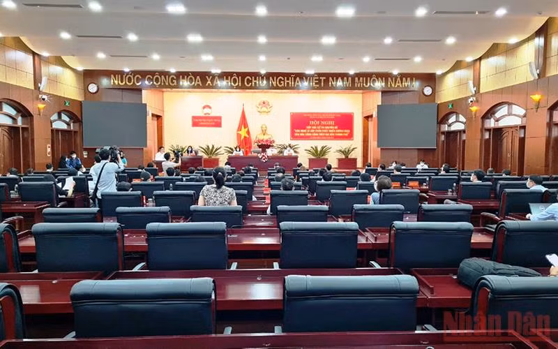 Hội nghị tiếp xúc cử tri chuyên đề “Văn nghệ sĩ góp phần phát triển không gian văn hóa công cộng trên địa bàn thành phố Đà Nẵng”. 