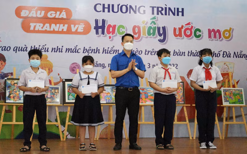 Trao hỗ trợ cho các em học sinh mắc bệnh hiểm nghèo. 