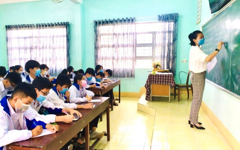 Học sinh và giáo viên Trường THCS Phạm Hồng Thái (phường Hoa Lư, TP Pleiku) nghiêm túc đeo khẩu trang trong quá trình học để phòng, chống dịch Covid-19. Các địa phương cho học sinh nghỉ học để phòng chống dịch -0
