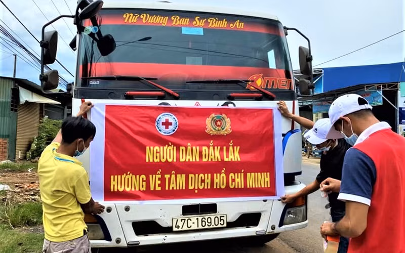 Những “chuyến xe yêu thương” chở các loại thực phẩm người dân Đắk Lắk đóng góp hỗ trợ người dân thành phố Hồ Chí Minh vượt qua dịch bệnh.