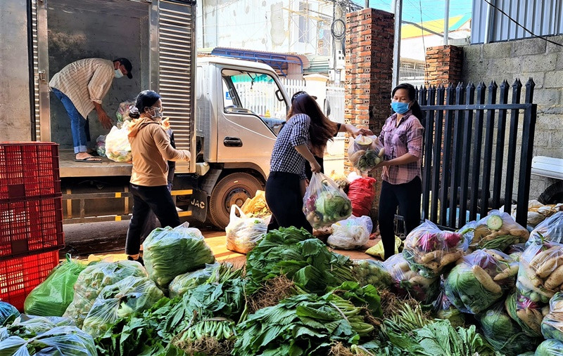 Các chiến sĩ Công an Đắk Lắk tập kết rau để vận chuyển vào Thành phố Hồ Chí Minh. Nghĩa tình của người dân Tây Nguyên với “tâm dịch” thành phố Hồ Chí Minh -0
