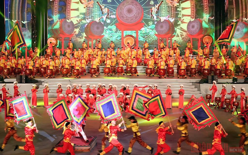 Màn trống hội Hào khí non sông với màn trình diễn phức hợp Rồng thiêng bay lên do khoảng 500 nghệ sĩ, diễn viên trình diễn mở màn chương trình. Chương trình nghệ thuật đặc biệt “Khát vọng - Tỏa sáng” -0