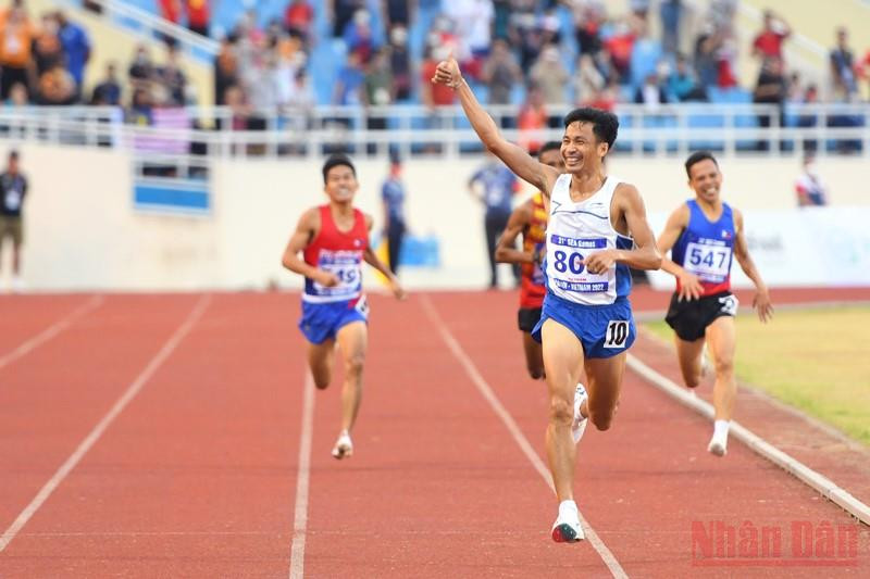 Nguyễn Văn Lai phấn khích khi cán đích đầu tiên ở nội dung chạy sở trường 5000 m. (Ảnh: THÀNH ĐẠT) SEA Games 31 ngày 15/5: Điền kinh “bội thu”, đoàn Việt Nam vượt mốc 60 Huy chương Vàng -0