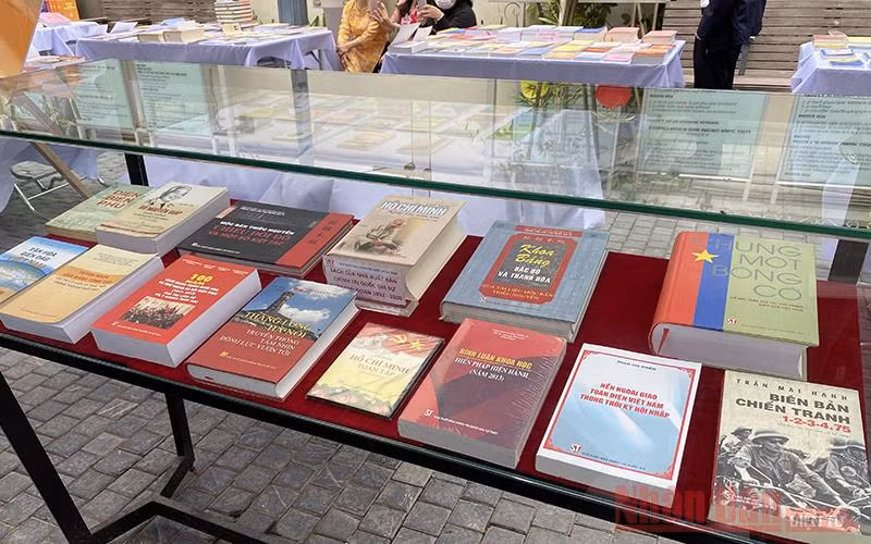 NXB Chính trị quốc gia Sự thật trưng bày sách kỷ niệm 75 năm Ngày truyền thống và giới thiệu bộ sách “Các dân tộc ở Việt Nam” -1
