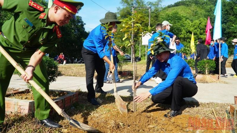 Trồng cây xanh, tạo tuyến đường hoa tại xã Hương Hữu trong Chiến dịch thanh niên tình nguyện hè 2022. Nhiều hoạt động tình nguyện hè của tuổi trẻ Thừa Thiên Huế -0