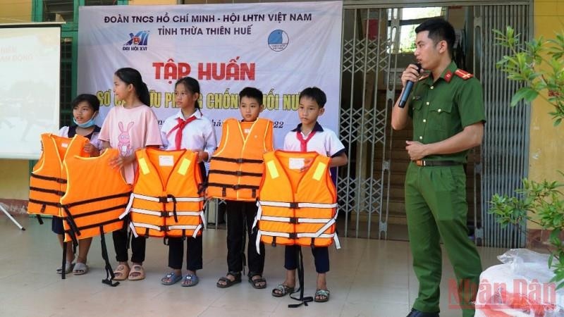 Tập huấn kỹ năng phòng, chống tai nạn đuối nước cho học sinh. Nhiều hoạt động tình nguyện hè của tuổi trẻ Thừa Thiên Huế -0