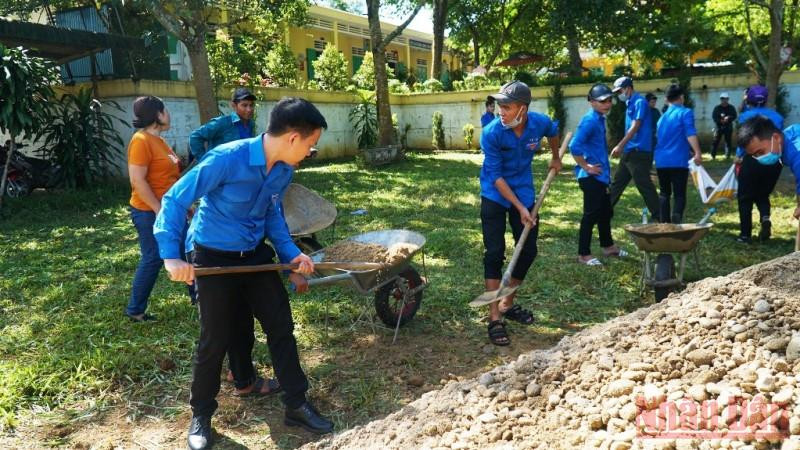 San lấp mặt bằng làm sân chơi cho các em học sinh Trường tiểu học Hương Hữu. Nhiều hoạt động tình nguyện hè của tuổi trẻ Thừa Thiên Huế -0